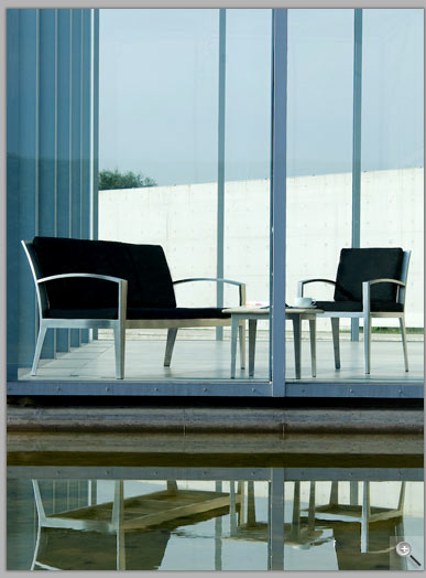 Luxus und Individualität: Edelstahl-Sitzgruppe mit Bank fotografiert in der Langen Foundation.